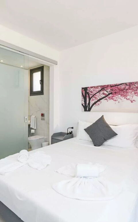 By the Beach - Emerald Seaview Villa: Bedroom