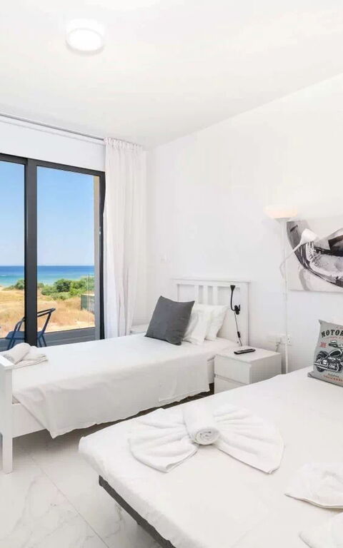By the Beach - Emerald Seaview Villa: Bedroom