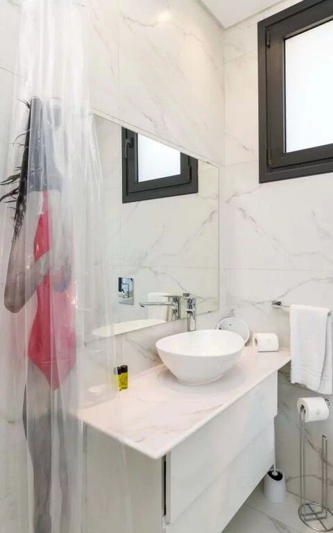 By the Beach - Emerald Seaview Villa: Bathroom
