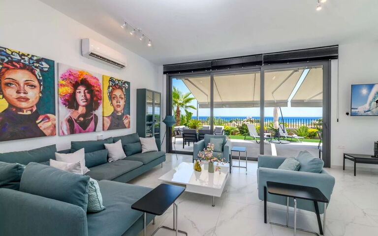 By the Beach - Emerald Seaview Villa: Living Room