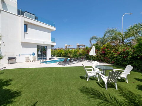 By the Beach - Emerald Seaview Villa