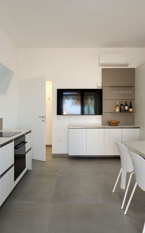 Arabel: Dining Room, Kitchen