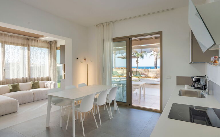 Arabel: Dining Room