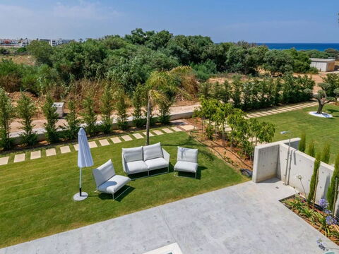 By the Beach - Blue Topaz Villa