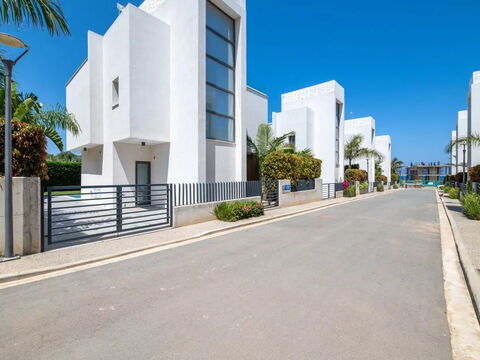 By the Beach - Blue Topaz Villa