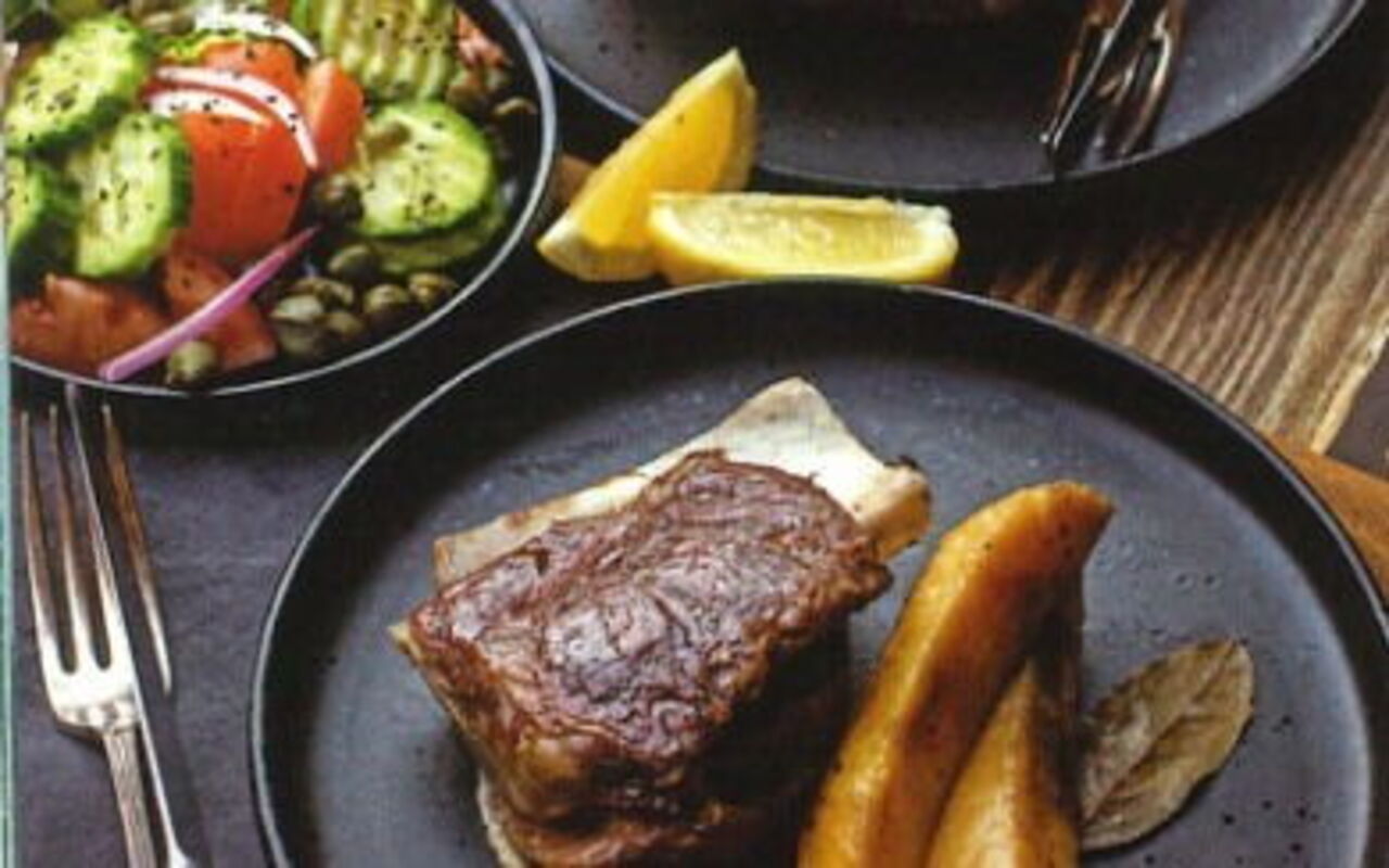 Spezialitäten der zyprischen Küche mit Fleisch und Gemüse